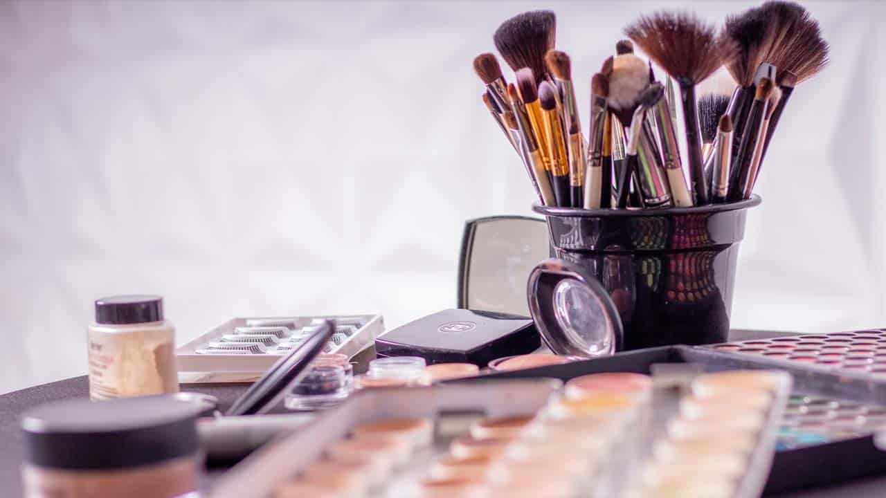 How Much Does a Professional Makeup Artist Course Cost?
